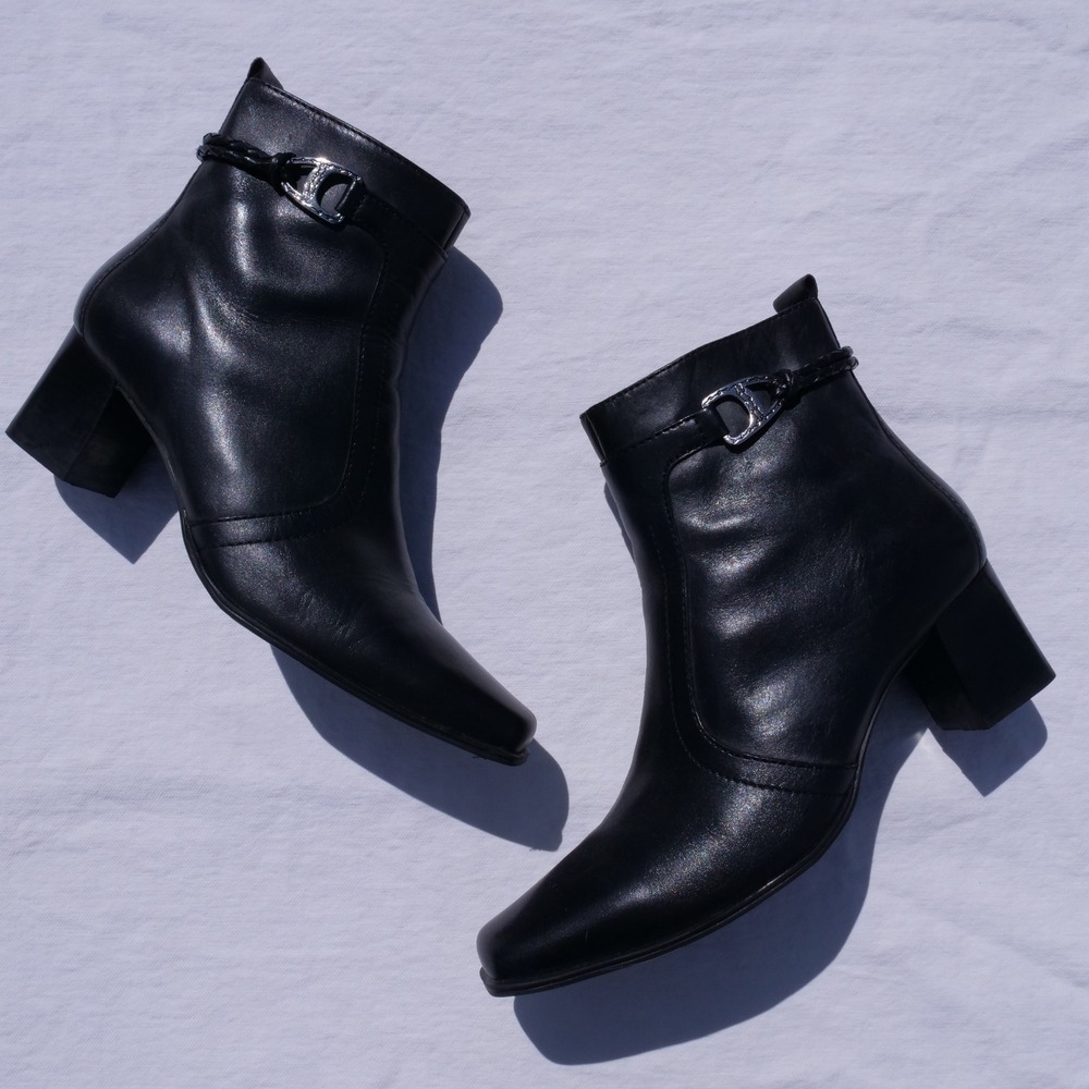 Cutie little vintage 90s Towne by London Fog black square toe booties